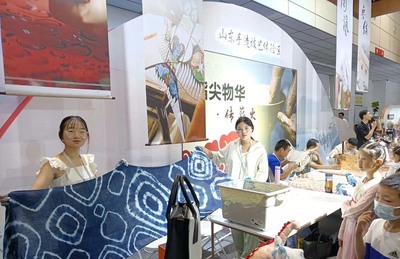 展現(xiàn)璀璨文化印記 獲稱&ldquo;淄博新的城市名片 &rdquo; 我院&ldquo;絲綢國風文創(chuàng)產(chǎn)品&rdquo;作為淄博文化靈魂三件套亮相第四屆國際文博會